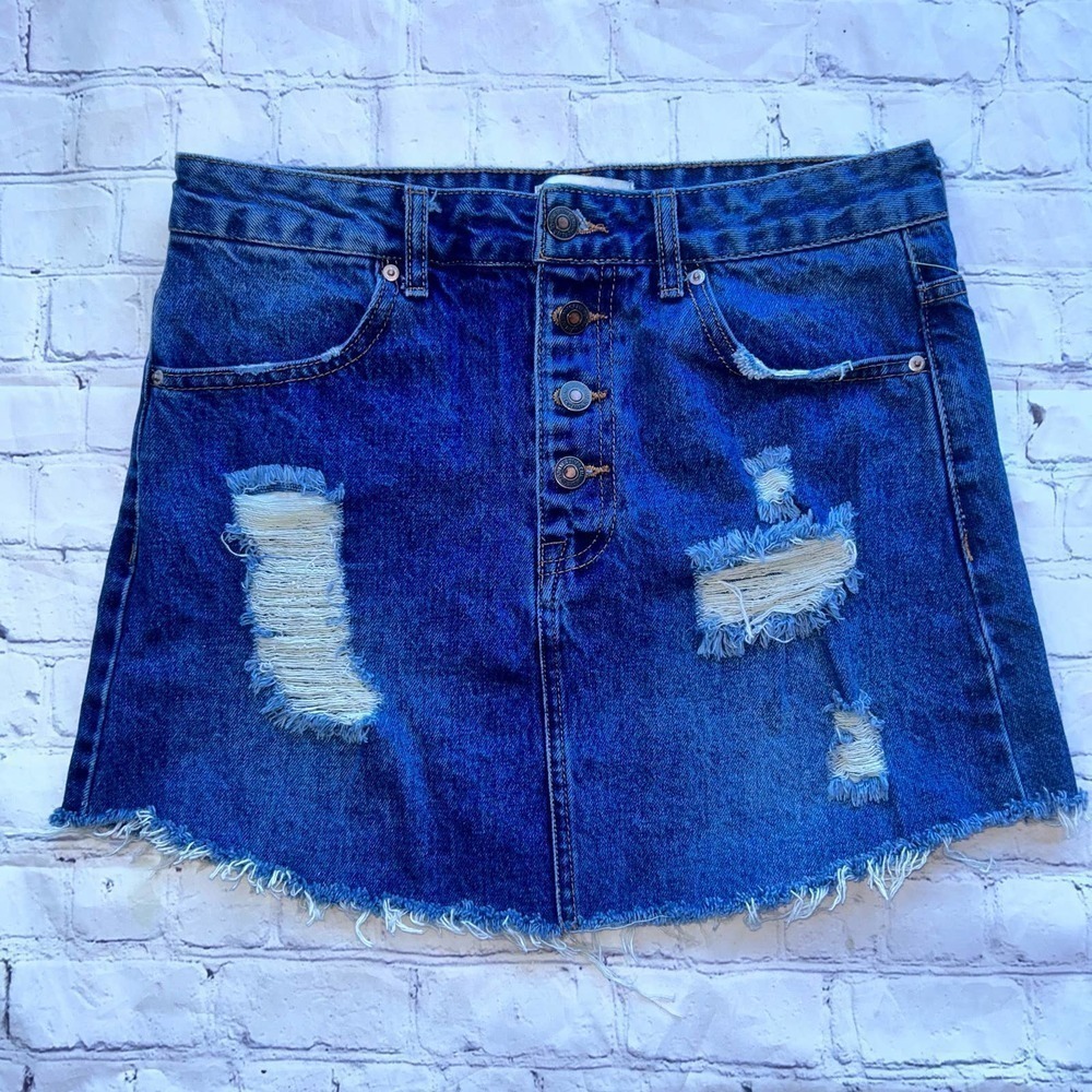 NWOT Junior’s Medium (28) Forever 21 Distressed Style Jean Skirt